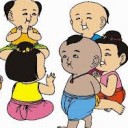 มอญซ่อนผ้าตุ๊กตาอยู่ข้างหลัง