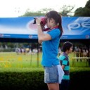 สาวหน้ากลมที่ชื่นชมการถ่ายภาพ