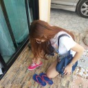 หญิงสาวกับรองเท้าแตะ