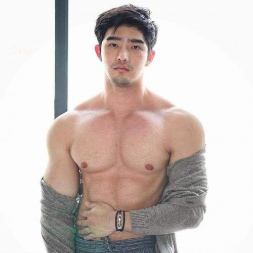 ปลามันจะกินผักคะน้าผัดไทย