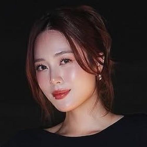 ยืนงงในดงคนสวย