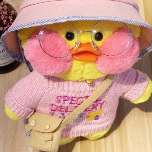 หญิงสาวกินเค้กส้มใส่ส้นสูง