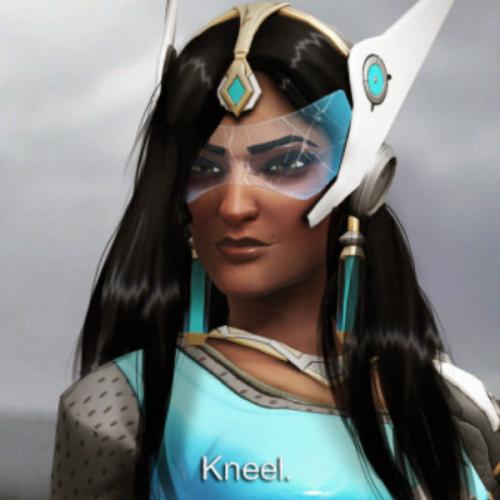 เก้งกวางอยู่ท่ามกลางฝูงชะนี