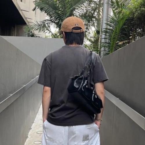 มาร์คสายชิว หิ้วกระเป๋าเดินทาง