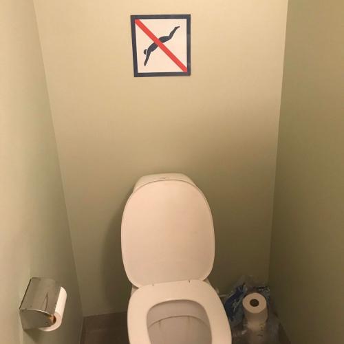 เด็กน้อยในชุดสีแดง